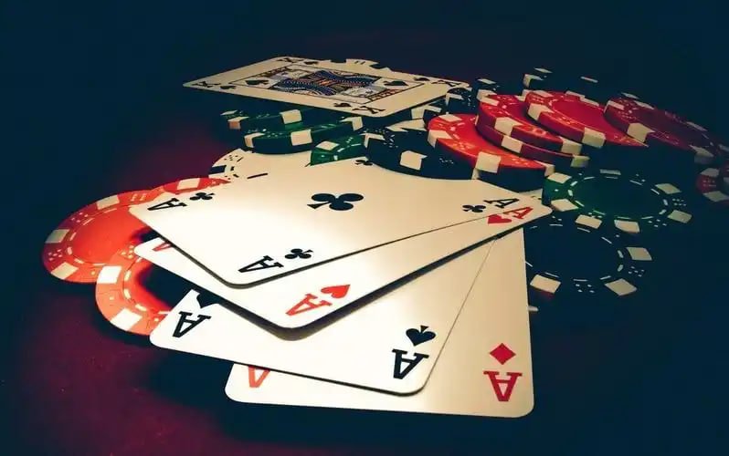 တိုက်ရိုက် ကာစီနို dealer နှင့် Baccarat ကစားနေသောမြင်ကွင်း