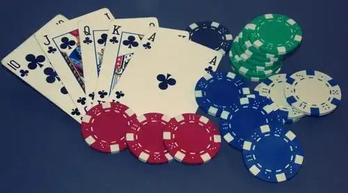 Casino ဂိမ်းစားပွဲ ကဒ်ပြားနှင့် ငွေတောင်ကစားမြင်ကွင်း